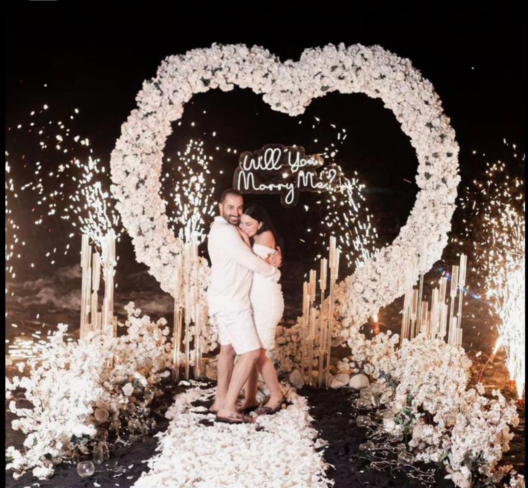 Royal couple proposal decoration